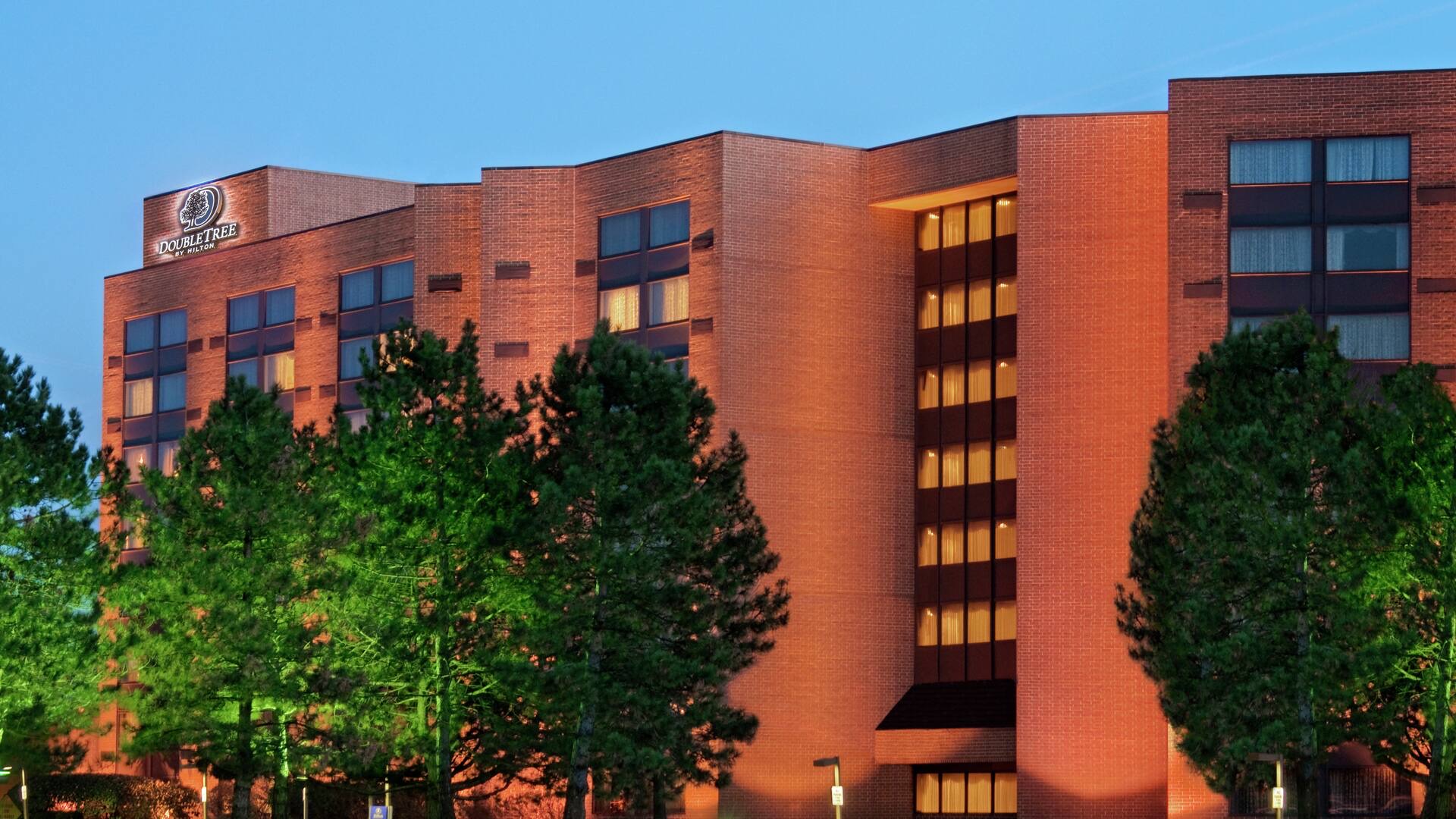 Exterior of DoubleTree by Hilton Lisle Naperville.