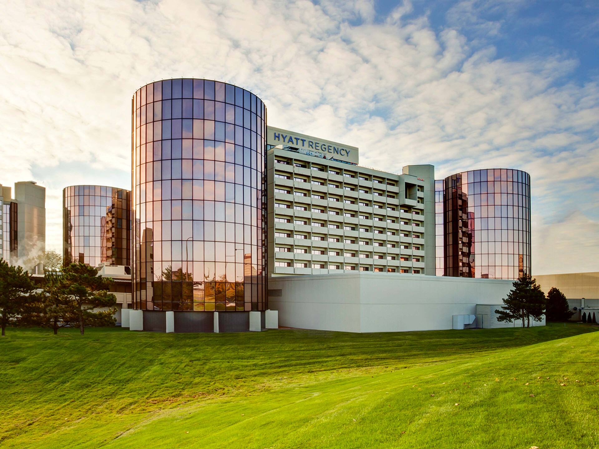 Exterior of Hyatt Regency O'Hare Chicago.