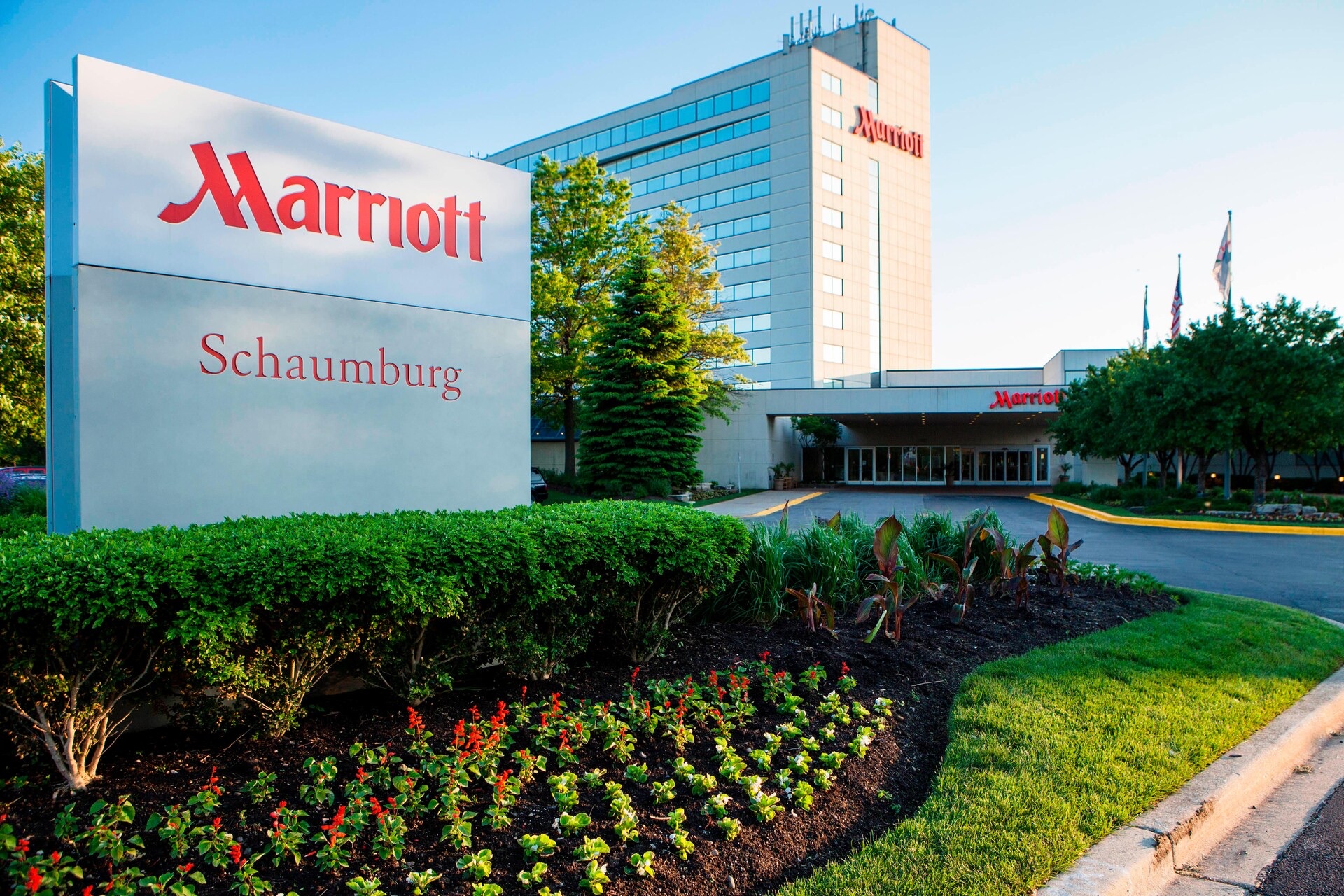 Entrance exterior of Chicago Marriott Schaumburg.